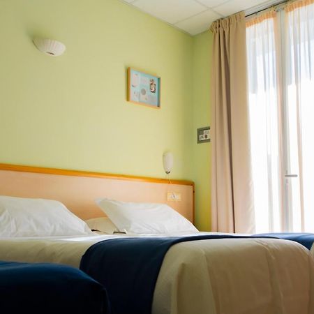 Hotel Delle Mimose Диано Марина Екстериор снимка
