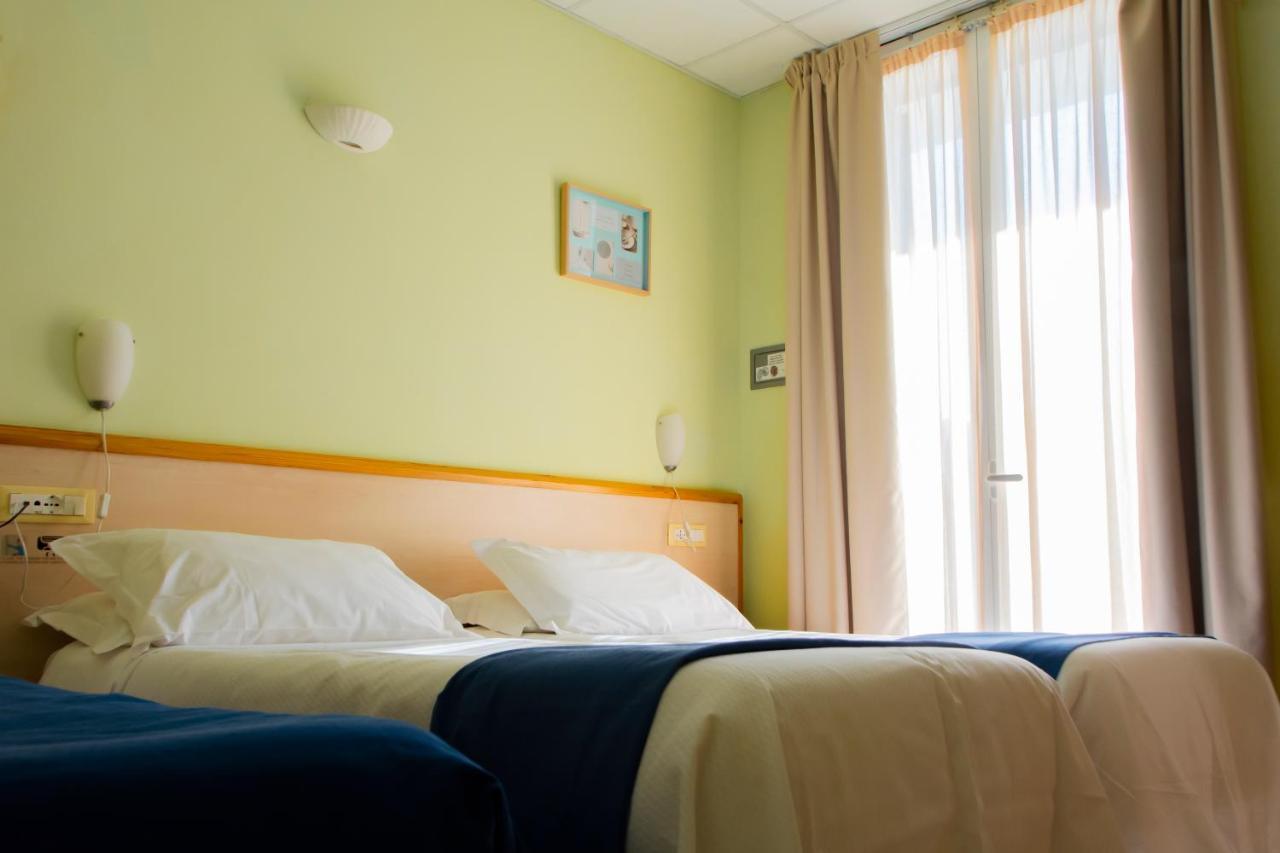 Hotel Delle Mimose Диано Марина Екстериор снимка