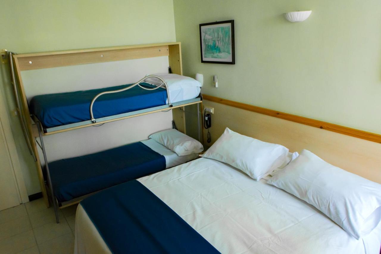Hotel Delle Mimose Диано Марина Екстериор снимка