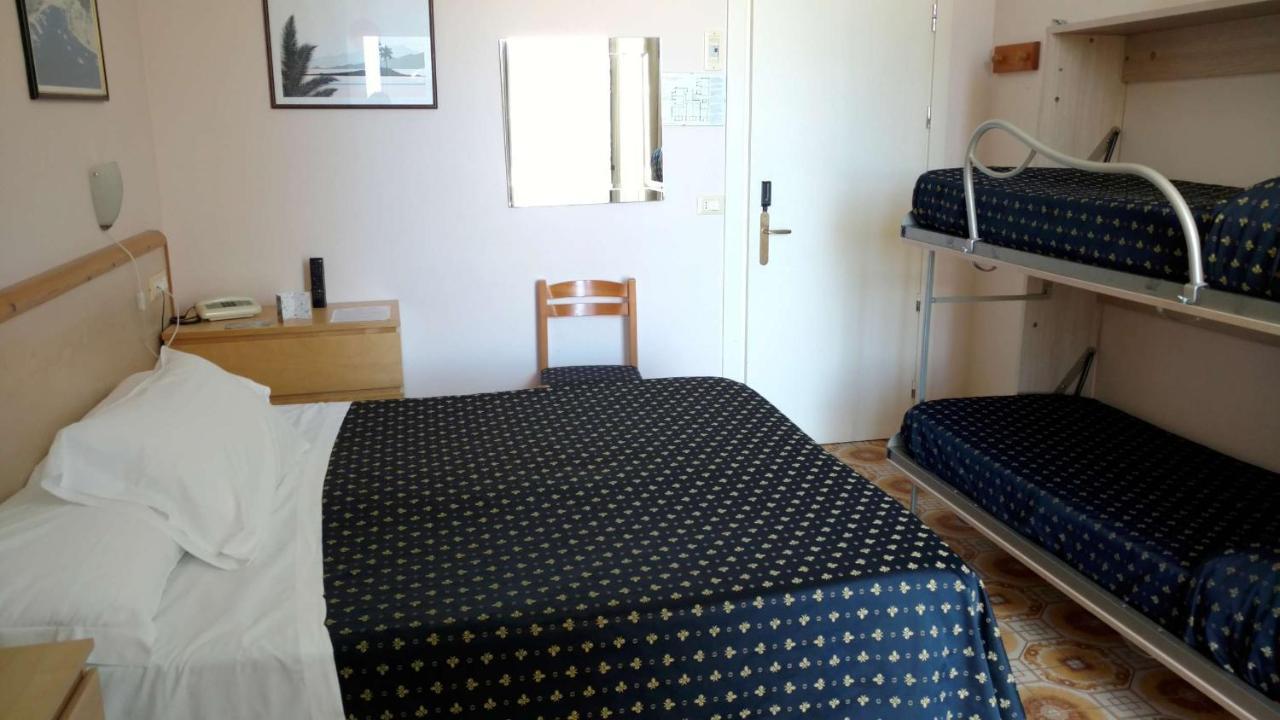 Hotel Delle Mimose Диано Марина Екстериор снимка
