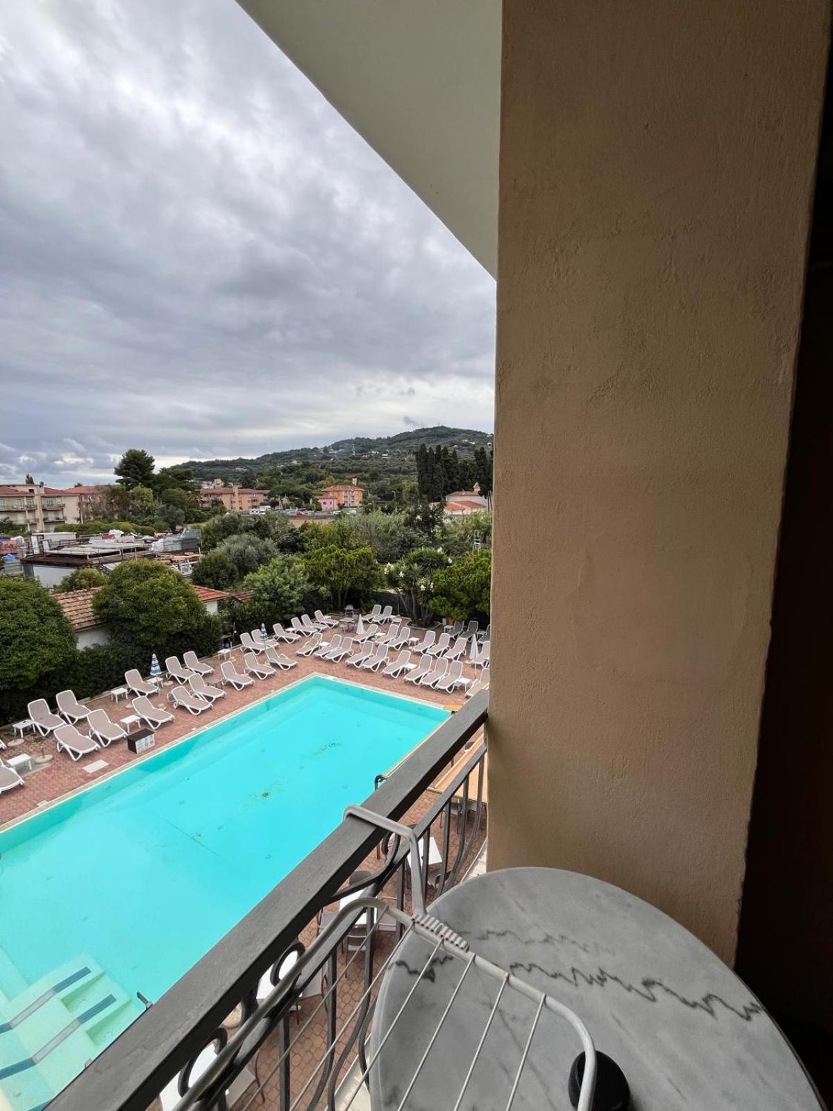 Hotel Delle Mimose Диано Марина Екстериор снимка