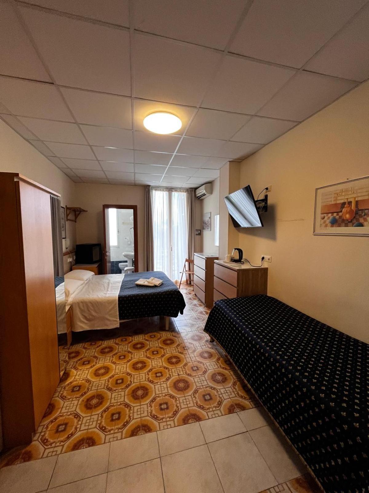 Hotel Delle Mimose Диано Марина Екстериор снимка