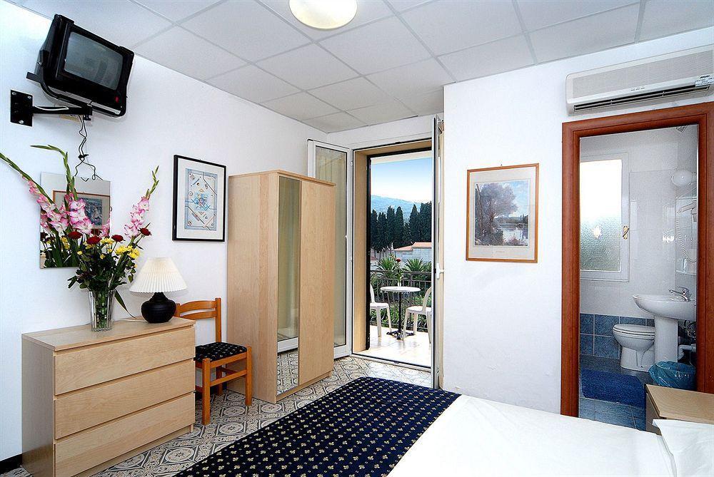 Hotel Delle Mimose Диано Марина Екстериор снимка