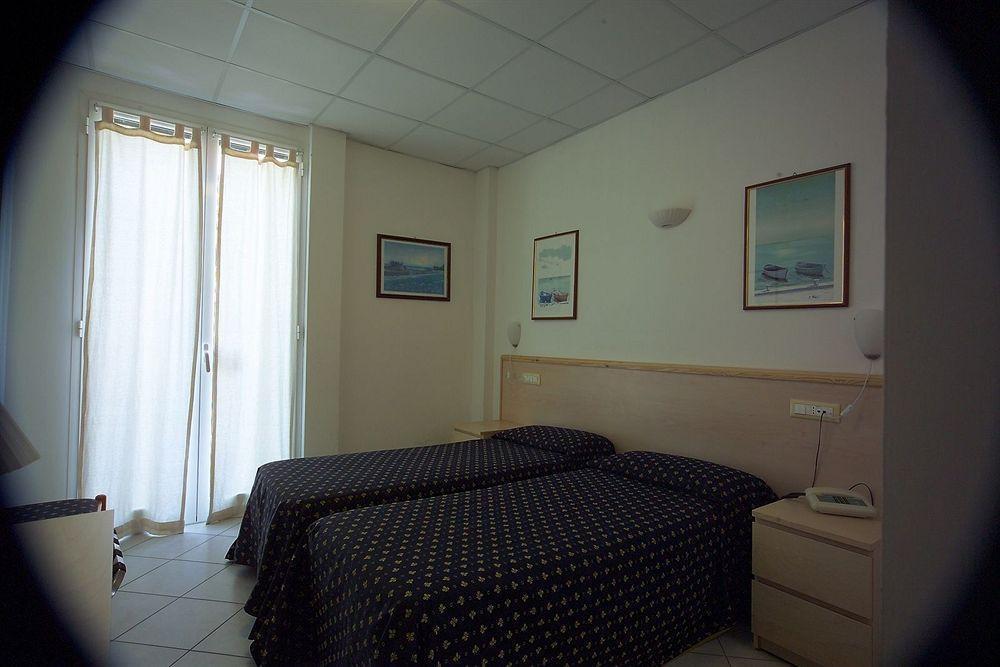 Hotel Delle Mimose Диано Марина Екстериор снимка