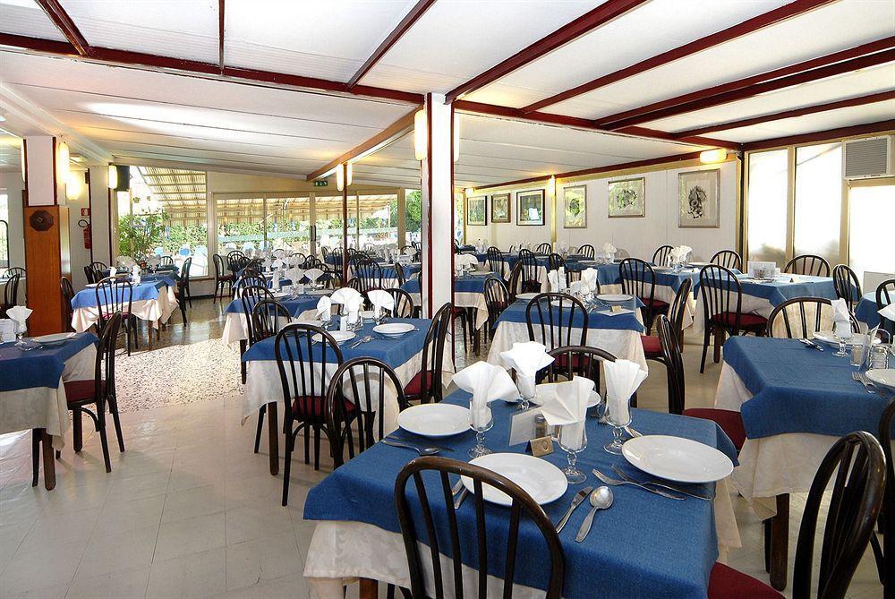 Hotel Delle Mimose Диано Марина Ресторант снимка