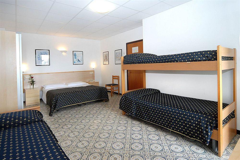 Hotel Delle Mimose Диано Марина Екстериор снимка