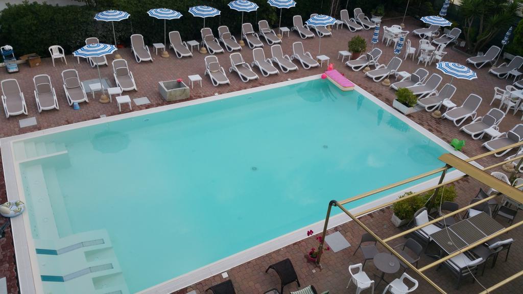 Hotel Delle Mimose Диано Марина Екстериор снимка
