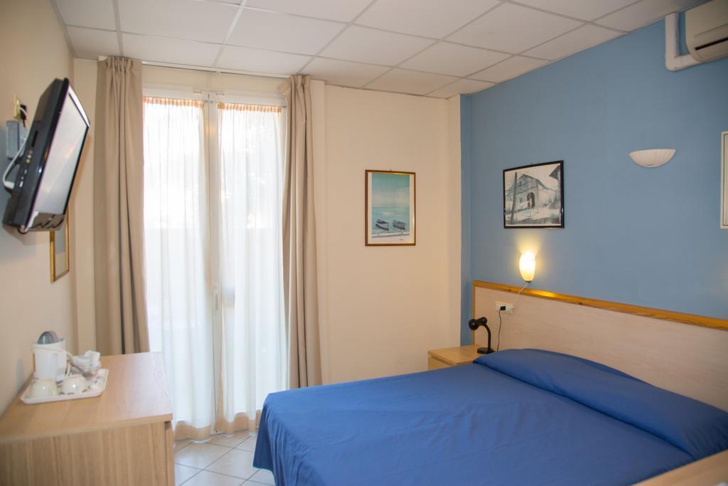 Hotel Delle Mimose Диано Марина Екстериор снимка