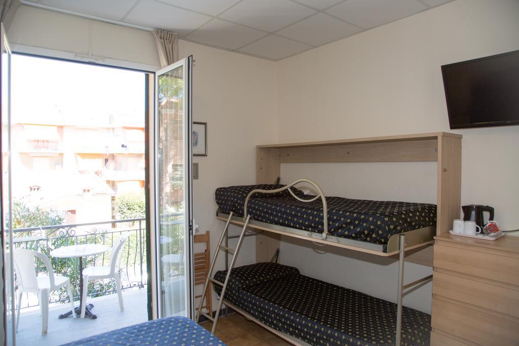 Hotel Delle Mimose Диано Марина Екстериор снимка
