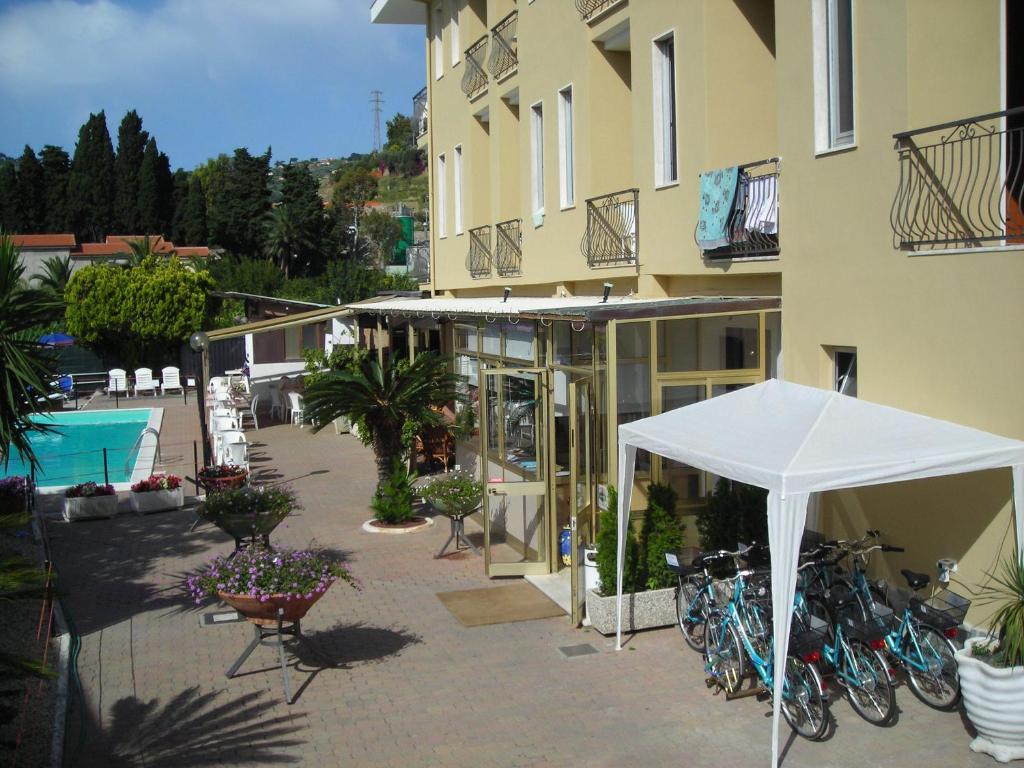 Hotel Delle Mimose Диано Марина Екстериор снимка