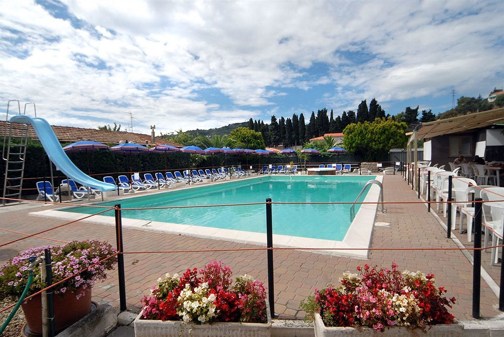 Hotel Delle Mimose Диано Марина Екстериор снимка