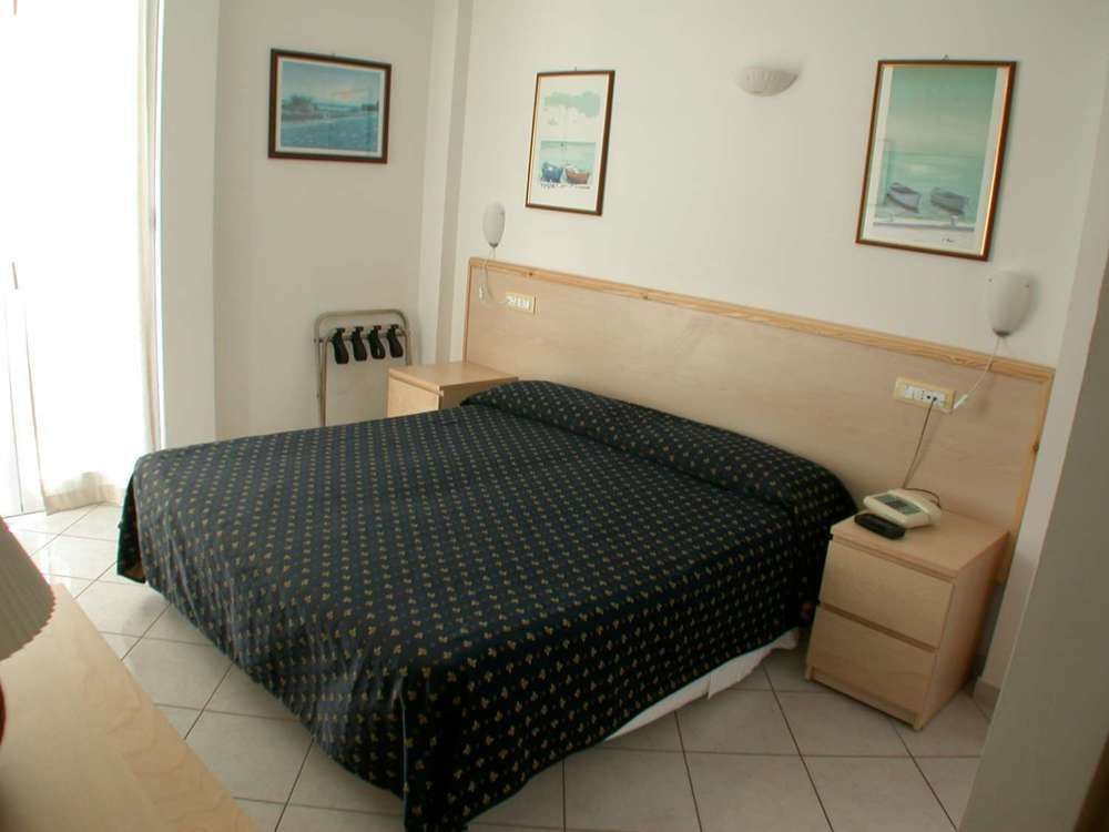 Hotel Delle Mimose Диано Марина Екстериор снимка