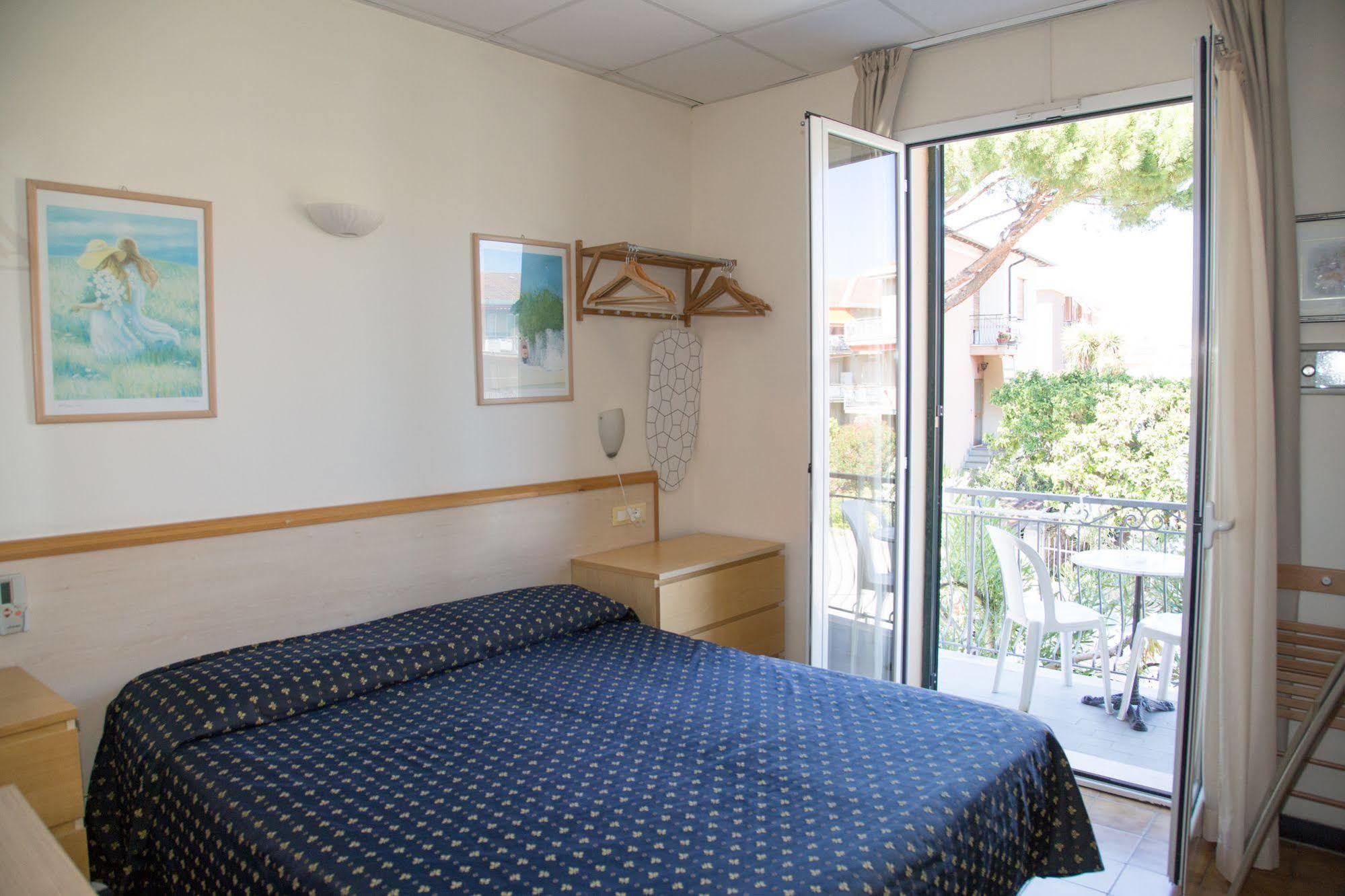 Hotel Delle Mimose Диано Марина Екстериор снимка