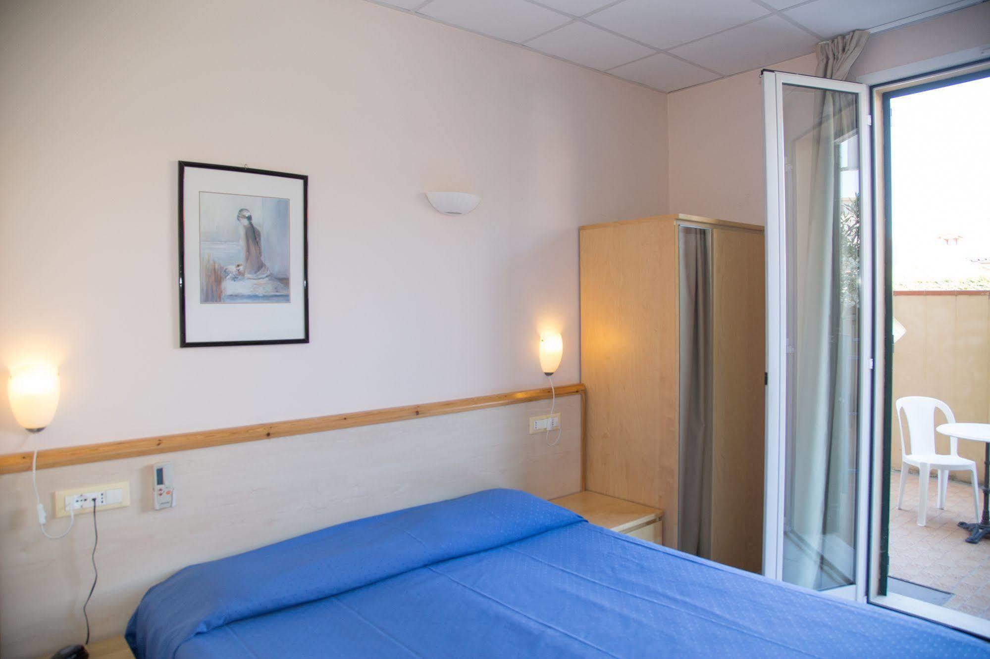 Hotel Delle Mimose Диано Марина Екстериор снимка