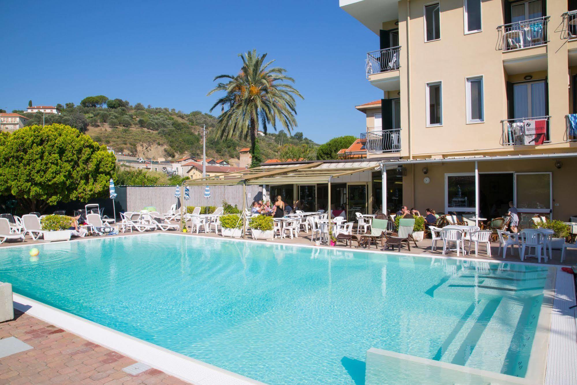 Hotel Delle Mimose Диано Марина Екстериор снимка