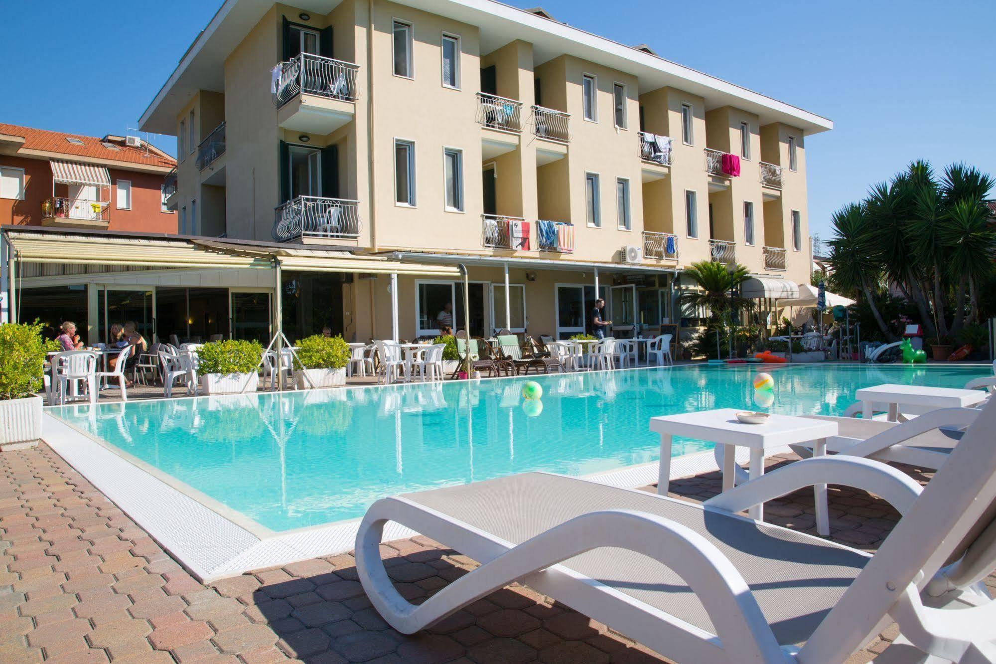Hotel Delle Mimose Диано Марина Екстериор снимка