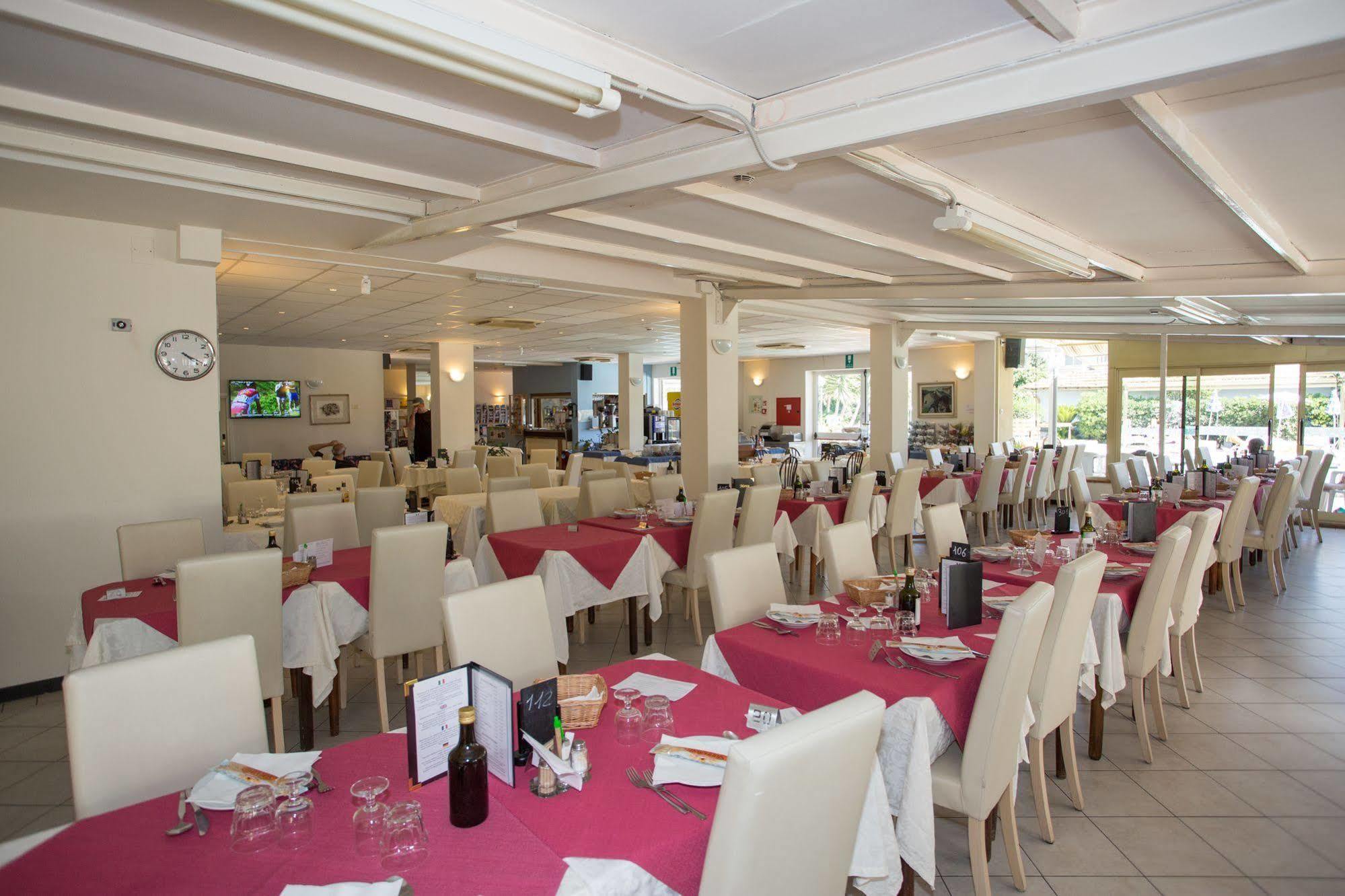 Hotel Delle Mimose Диано Марина Екстериор снимка